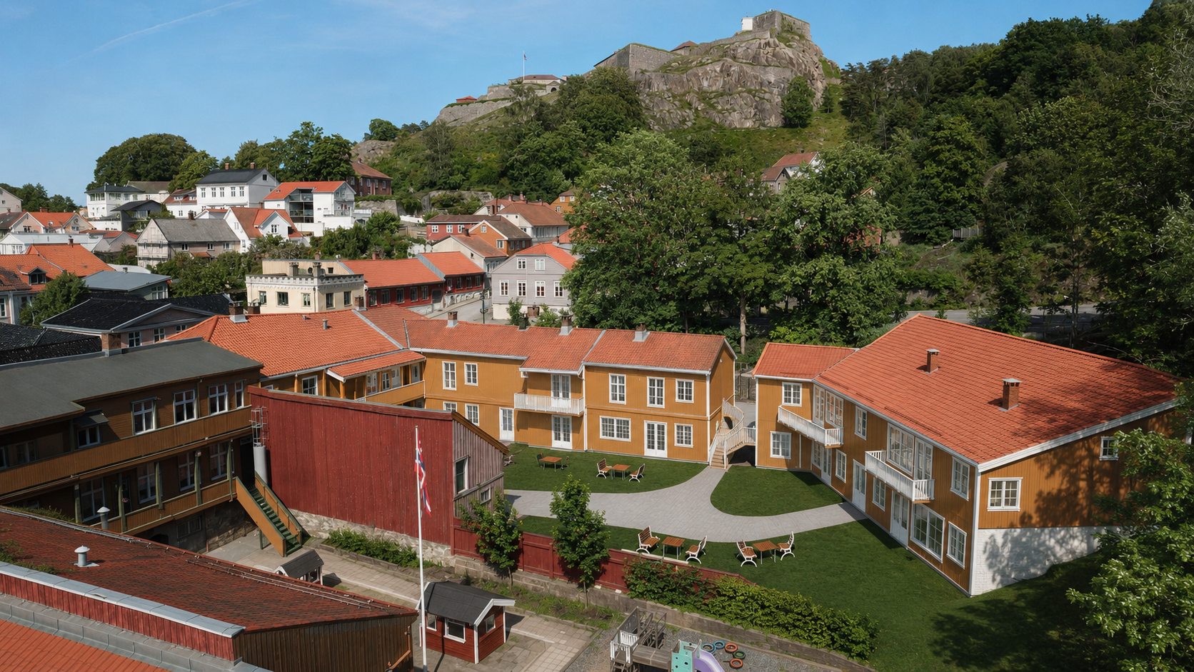 Festningsgata 16 i Halden — historiske bygninger med gårdsrom under Fredriksten festning